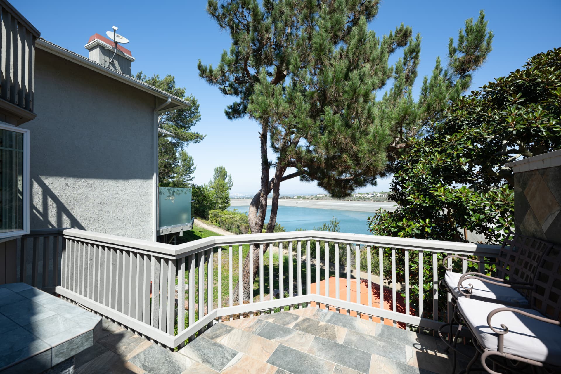 View deck overlooking the San Joaquin Reservoir with seating